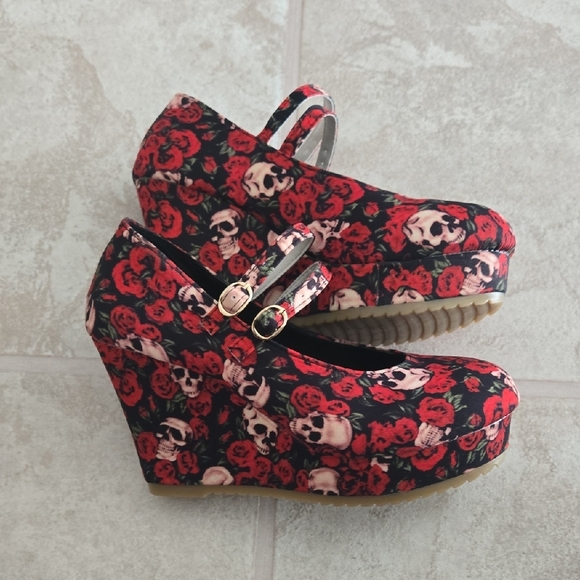 Floral Wedge Heels - Red and Black - Picture 3 of 4